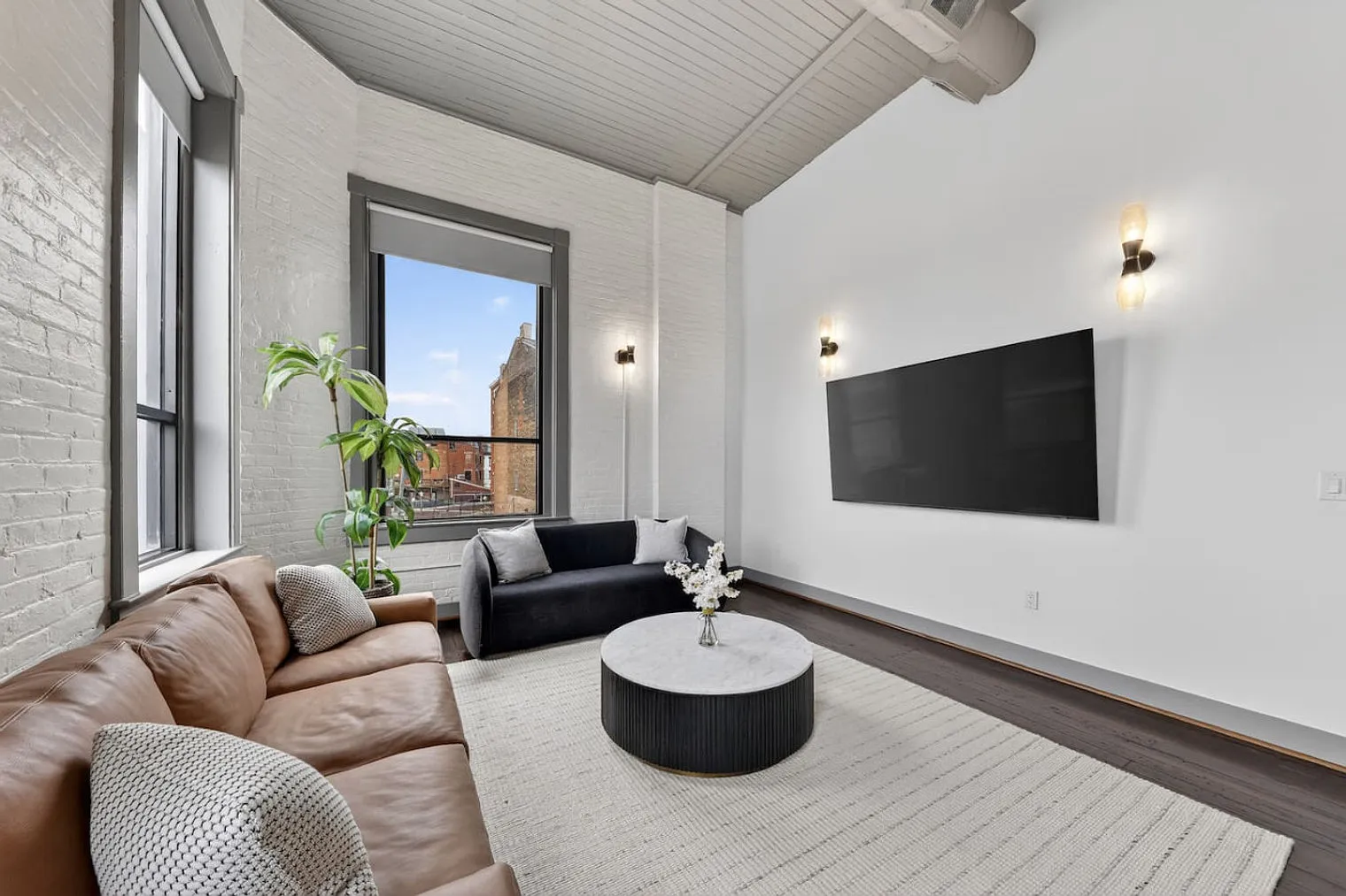 3 bed, 2.0 bath, 1614 sqft, $8,565 — Photo 2