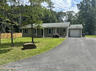 1204 Lakeside Dr, Effort, PA 18330