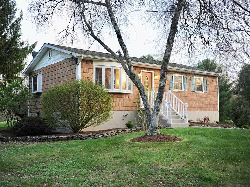 1st image of 5 Quaker Hill Dr