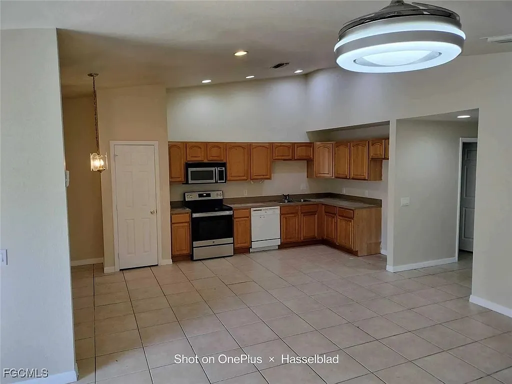 2 bed, 2.0 bath, 2612 sqft, $1,750 — Photo 2