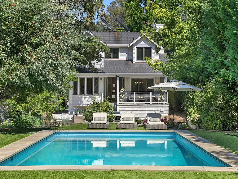 18 Redwood Dr — Photo 1