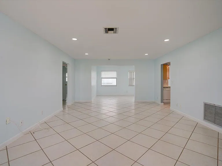 2086 SW 12th Ave — Photo 6