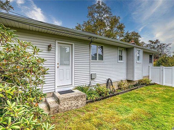 3rd image of 40 Highland View Dr