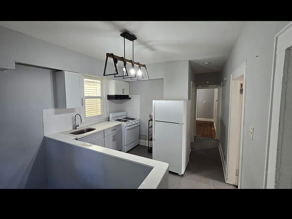 1st image of 392 Myrtle Ave Floor 1