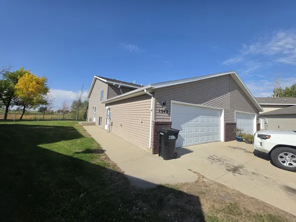 1042 Oak Pl, West Fargo, ND 58078
