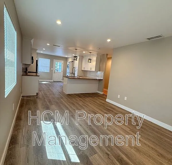 874 N Orange St — Photo 3