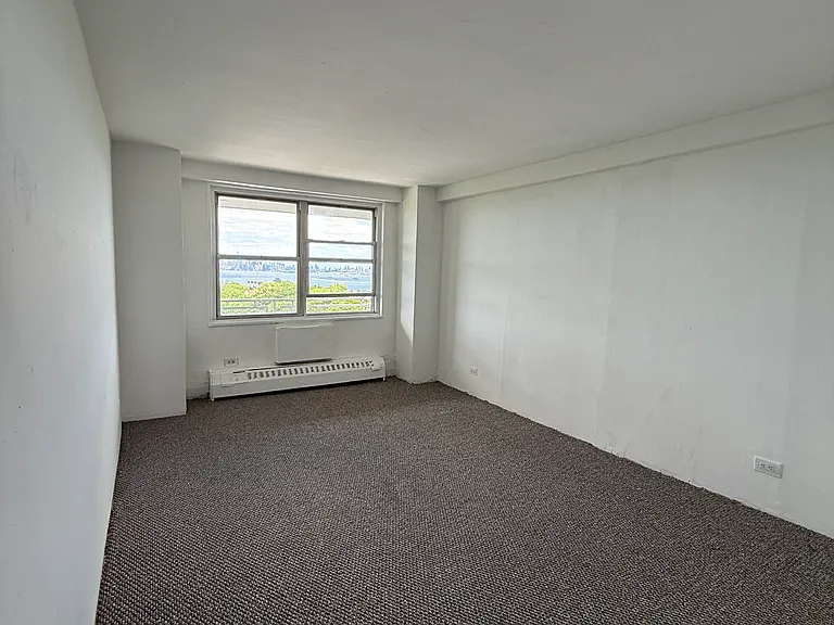 700 Victory Blvd #18 — Photo 2