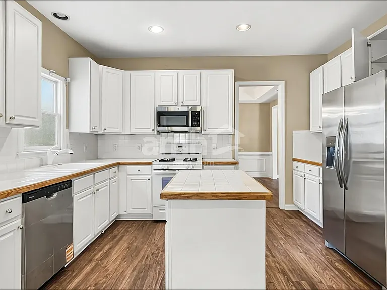 3374 Hunters Point Rd — Photo 3