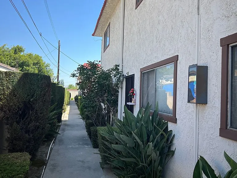 7205-7211 Trask Ave — Photo 13