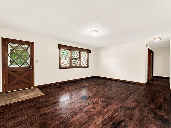 4th image of 304 E Broadmoor Street