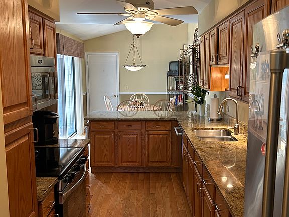 5th image of 398 White Oak Ln
