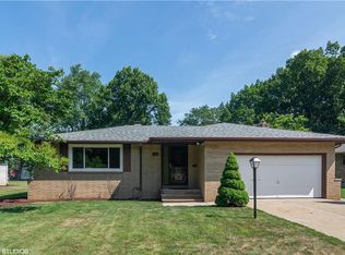 831 E Parkleigh Dr, Seven Hills, OH