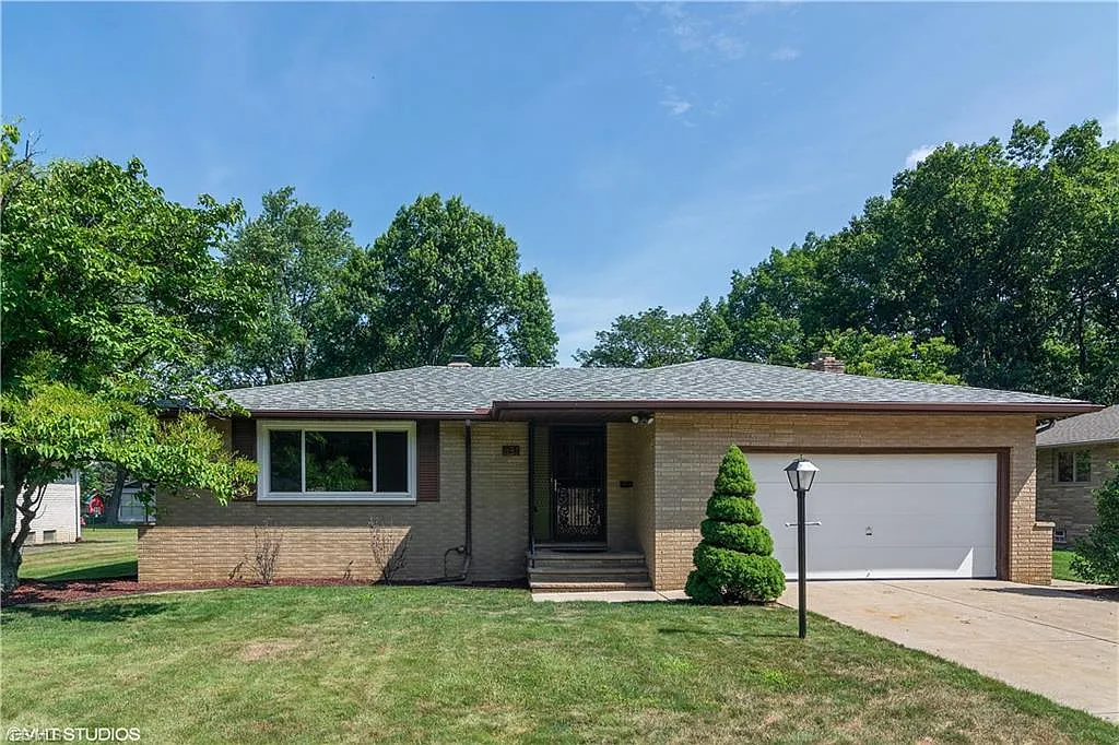 831 E Parkleigh Dr photo 1