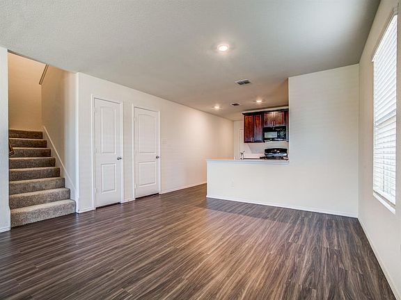 3rd image of 1016 Skyline Dr