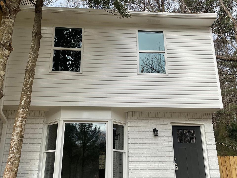 Beautiful freshly painted exterior view from street.