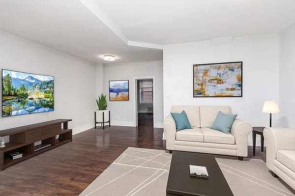 Pelham Court Apartments — Photo 2