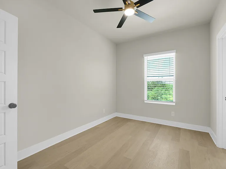 818 Empire St — Photo 8