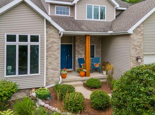2936 Maple Run Dr, Madison, WI 53719