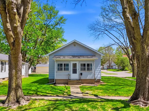 220 Spring St, West Burlington, IA 52655