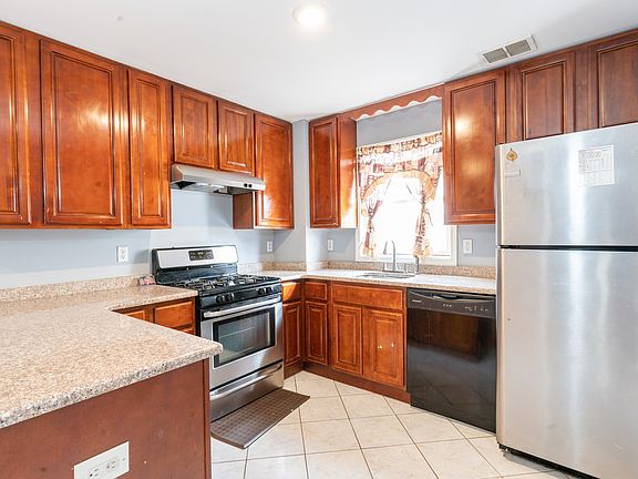 4th image of 129 Laidlaw Ave #1