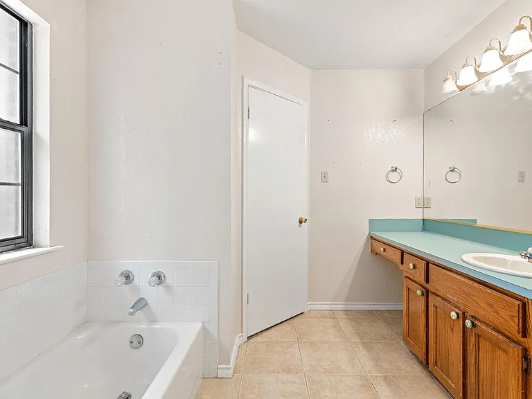 1502 Oak Knoll Ln — Photo 11