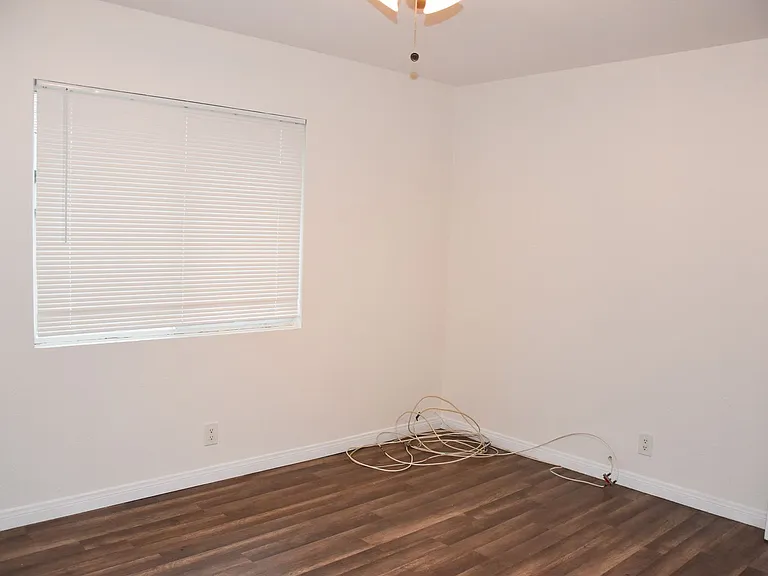 411 Kroeger St — Photo 12