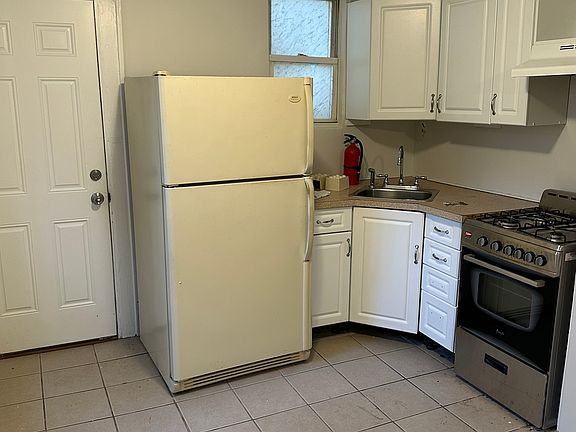 3rd image of 216 Wallace St Floor 1