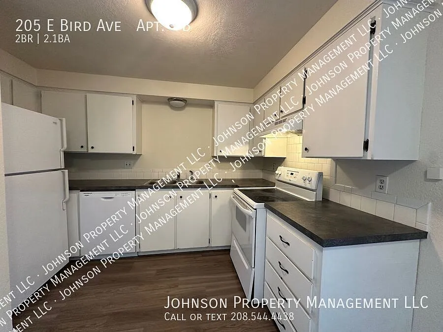 Cozy 2-Bedroom Townhome with Patio and Modern Flooring. — Photo 2