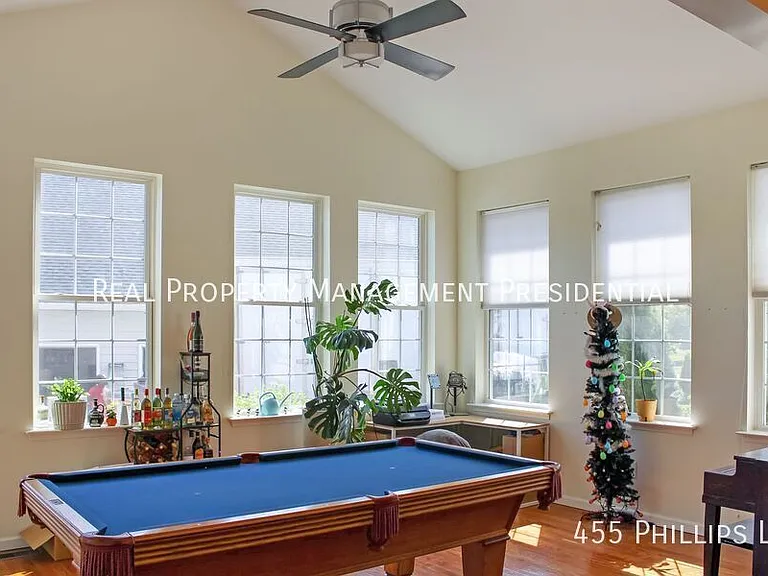 455 Phillips Ln — Photo 4