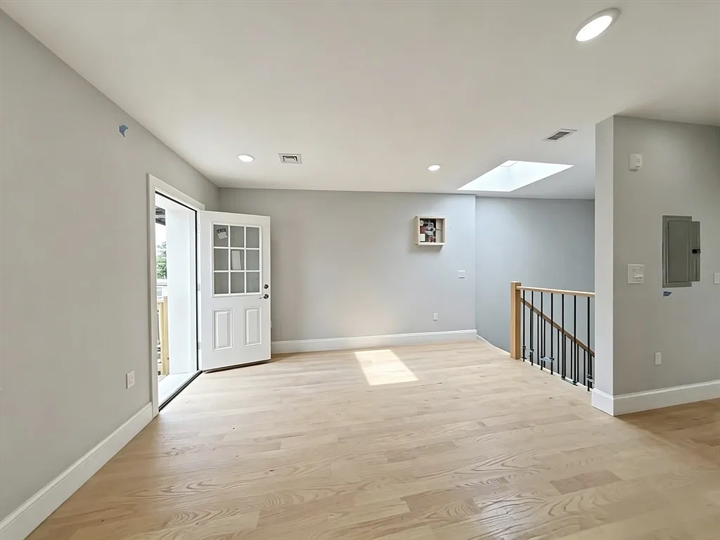 2 bed, 1.0 bath, $3,225 — Photo 2