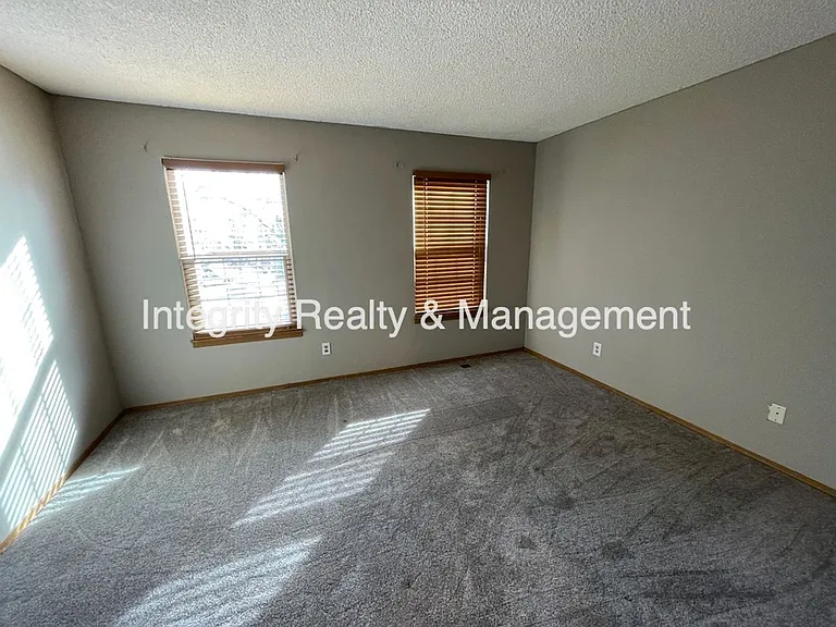 2626 E Nichols Cir — Photo 8