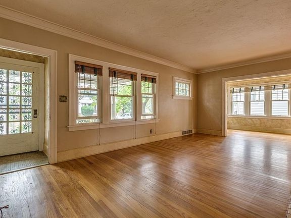 3rd image of 1298 Hathaway Ave