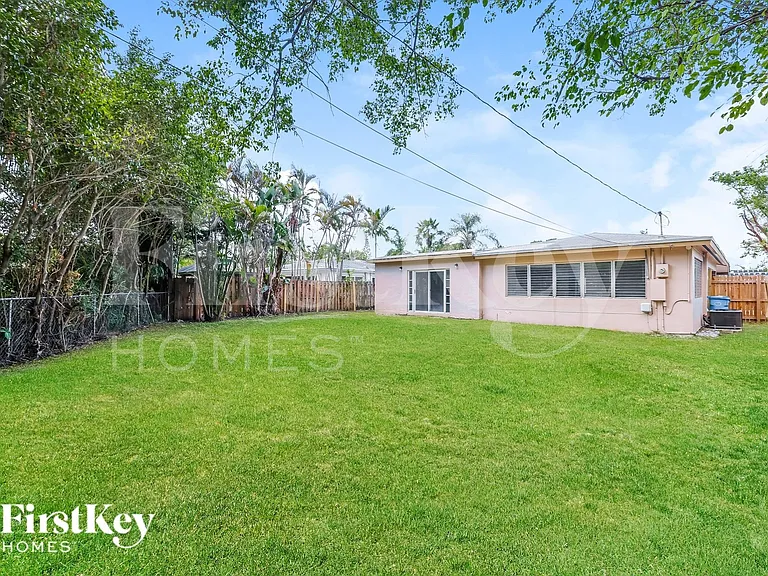 4810 NE 8th Ave — Photo 14