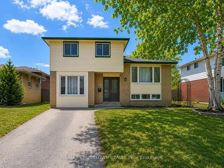 29 Baker Cres — Photo 1