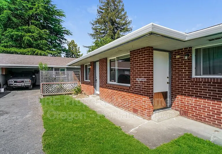 1049 SE Walnut St #7 — Photo 5