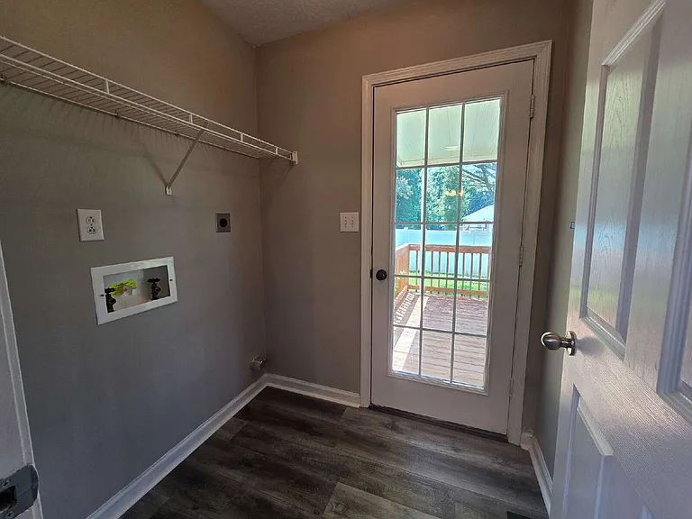 460 Caney Ln — Photo 9