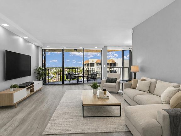 3rd image of 859 Jeffery Street #810