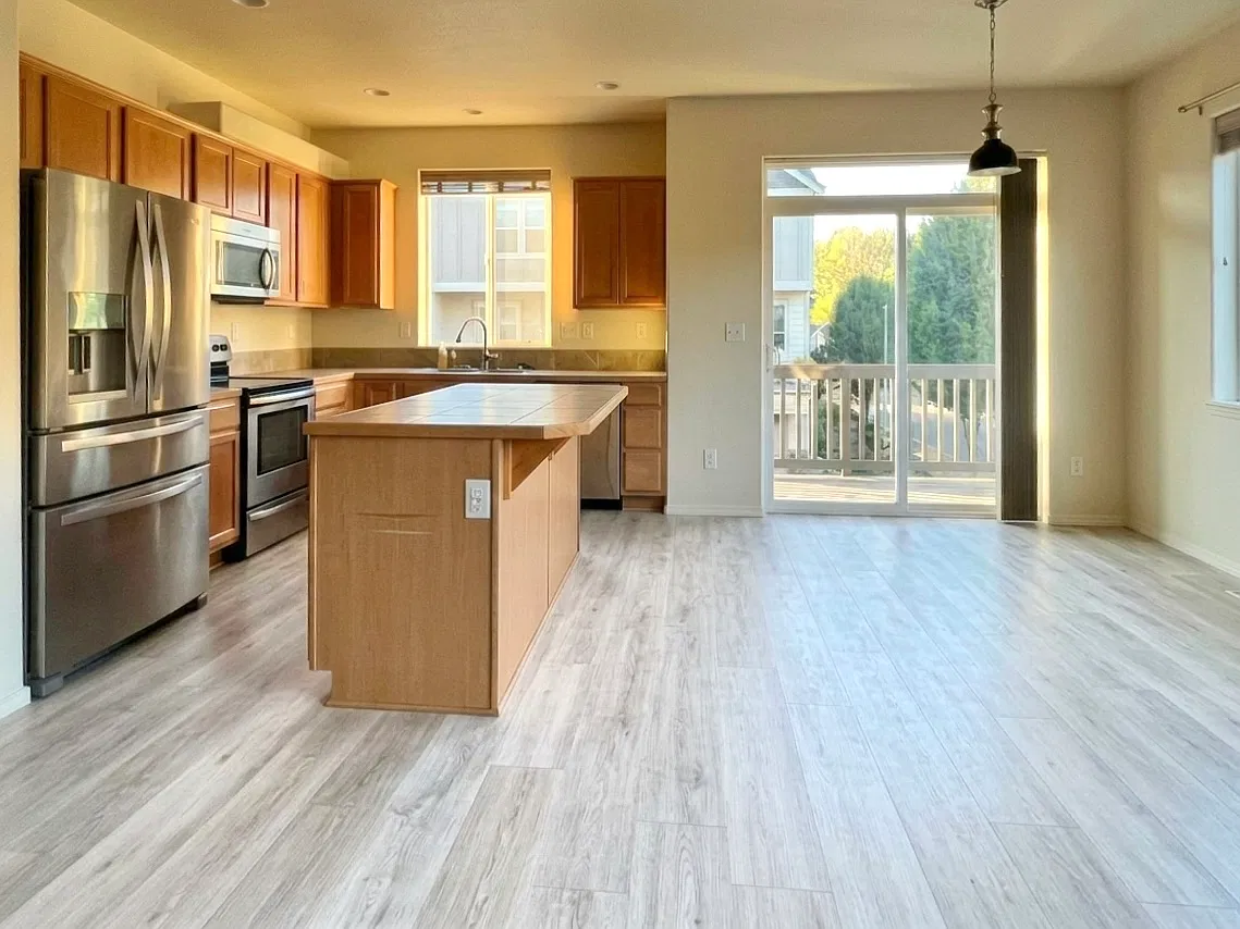 4 bed, 2.5 bath, 1550 sqft, $2,400 — Photo 3