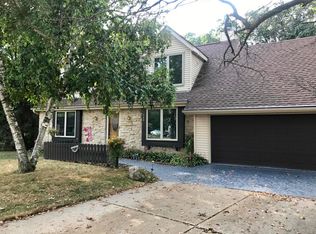 749 Cambridge Ct, Hartland, WI 53029