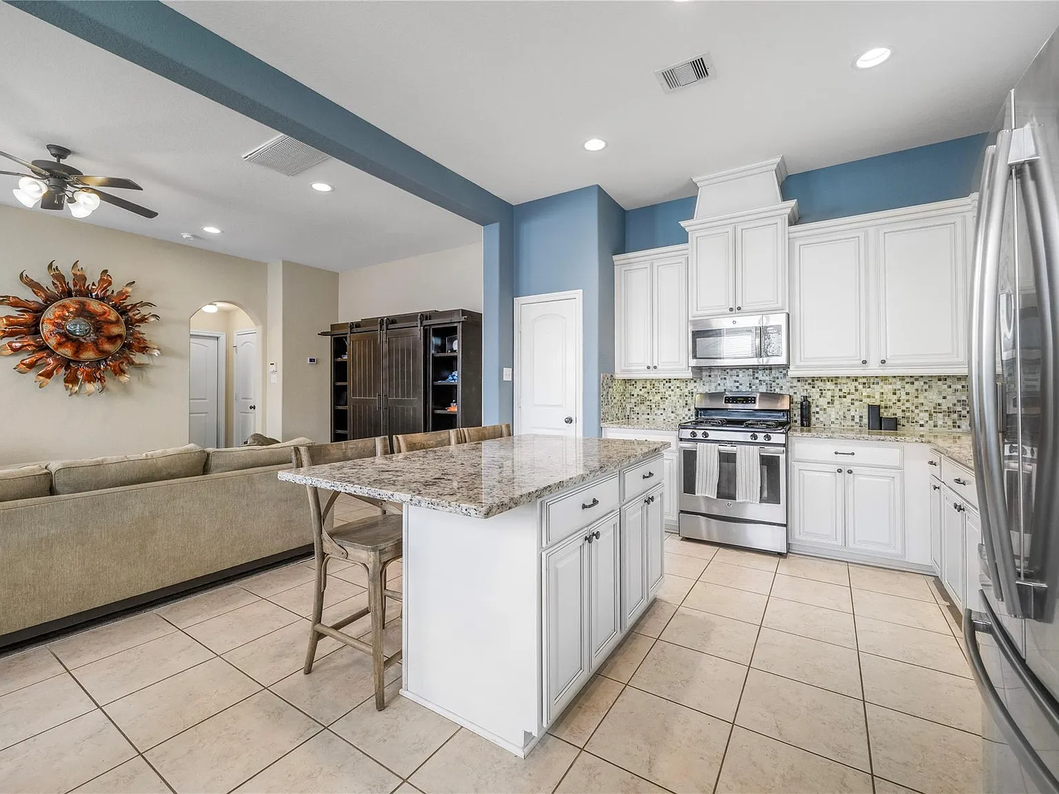 3 bed, 2.5 bath, 1954 sqft, $2,000 — Photo 4