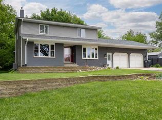 1105 Maple St, Robins, IA 52328