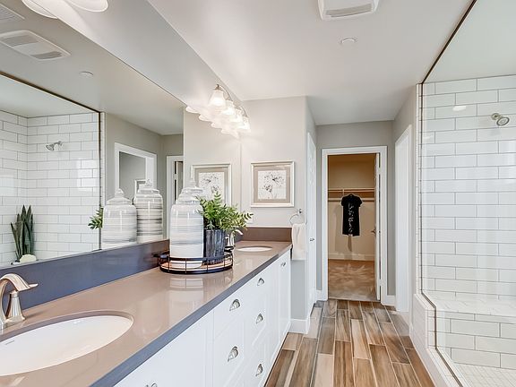 Dual sinks in owner s bath