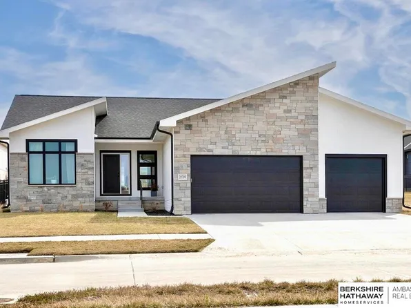 20709 Woodridge Dr, Gretna, NE 68028