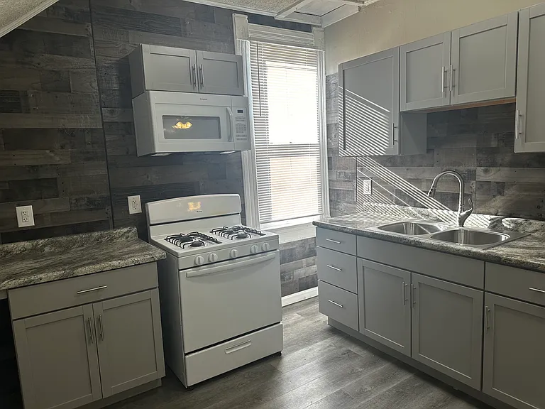2436 Wallace Ave #B — Photo 13