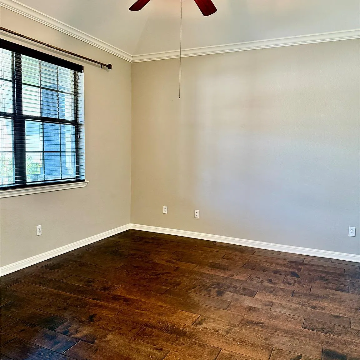 3 bed, 2.0 bath, 2024 sqft, $3,200 — Photo 3