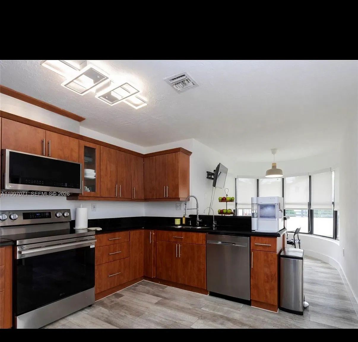6 bed, 2716 sqft, $7,400 — Photo 4