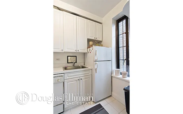 Sold by Douglas Elliman | media 19