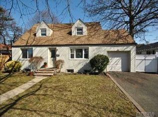 97 Victor St, Plainview, NY 11803