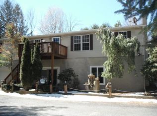 8 Novitsky Ln, Pottsville, PA 17901