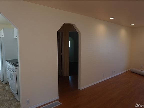 5th image of 11106 Valley Ave E